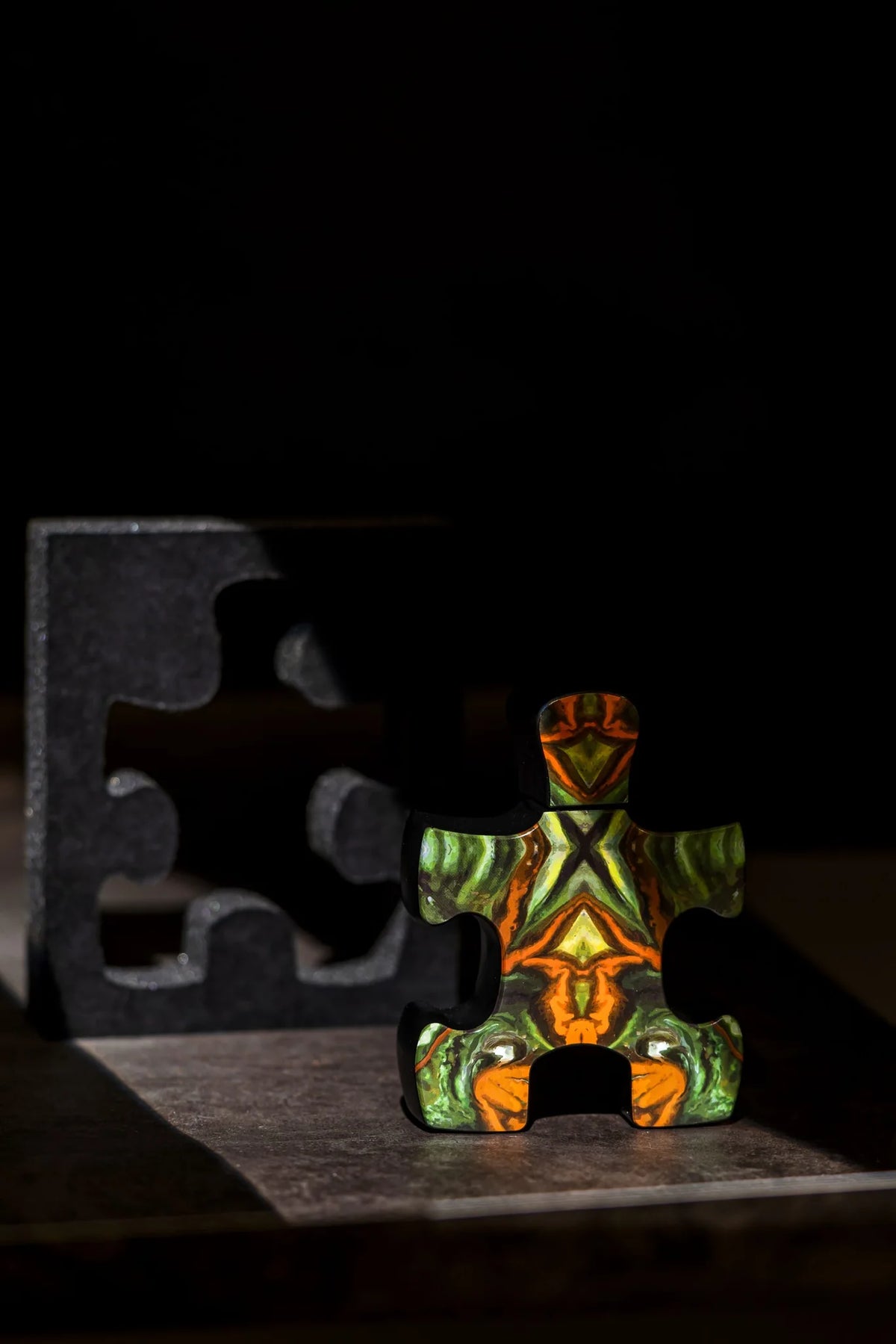 Puzzle Purgatory sanatsal niş parfüm şişesi, stüdyo çekimi