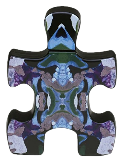 Puzzle Sarcastic Eau de Parfum şişesi, sanatçı Tahir Cengiz Yatağan’ın eserinden evrilen heykelsi tasarım