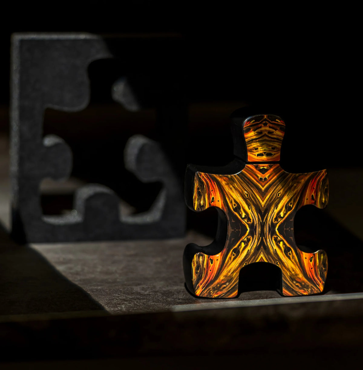 Puzzle Lal sanatsal niş parfüm şişesi, stüdyo çekimi