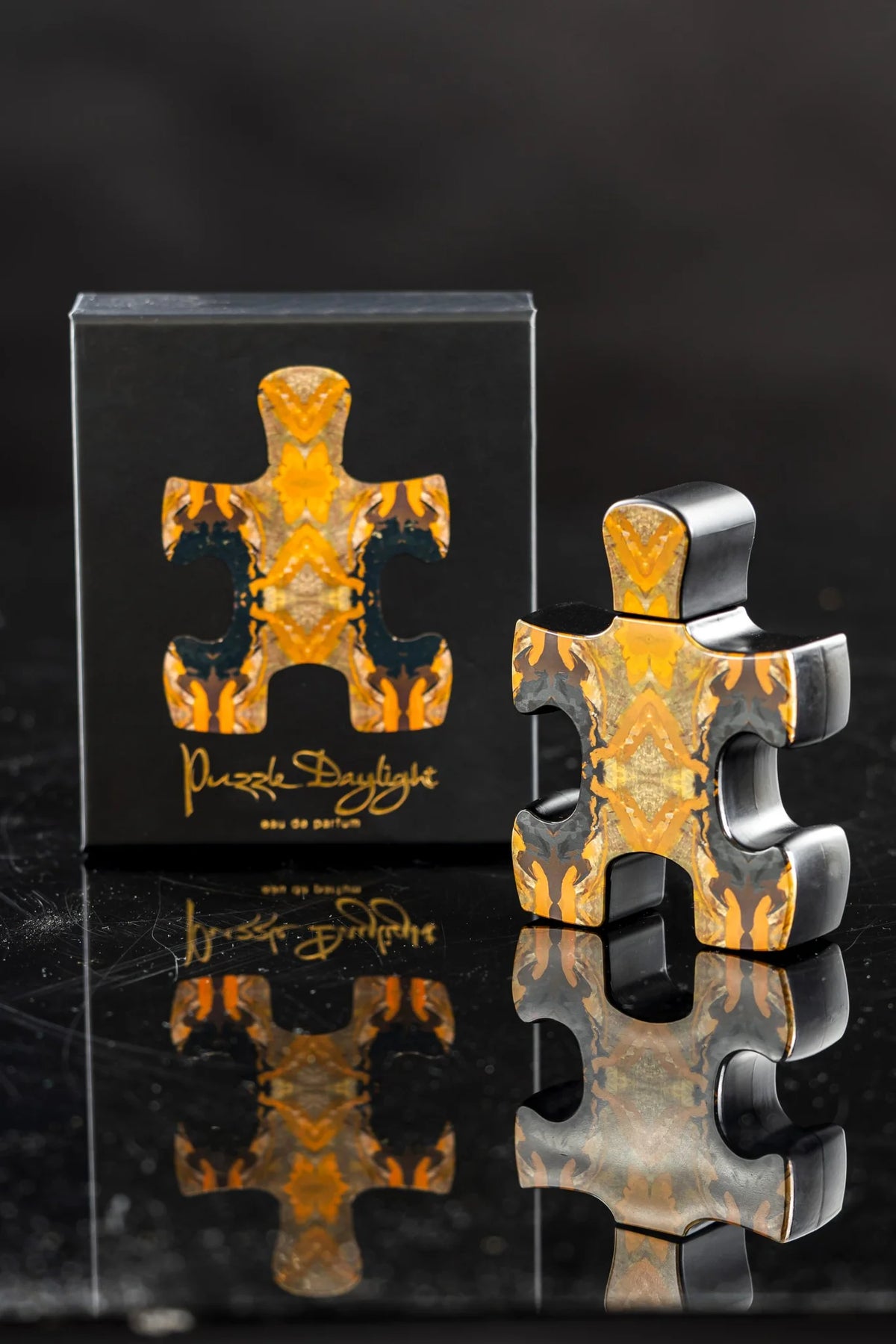 Puzzle Daylight sanatsal niş parfüm şişesi, stüdyo çekimi