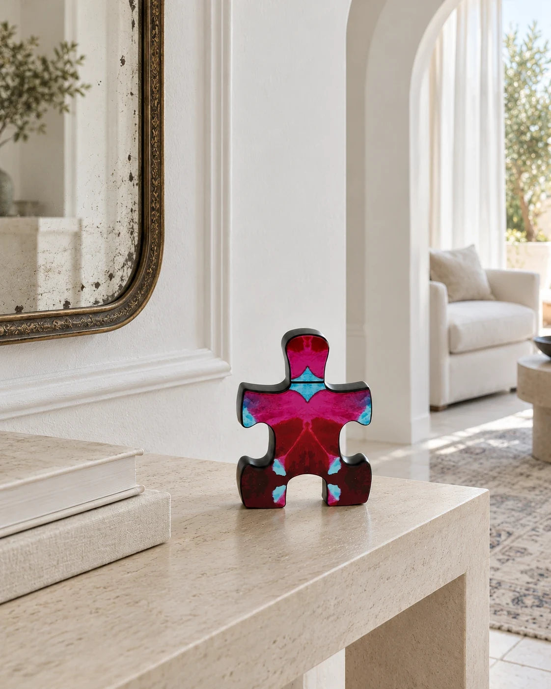 Puzzle şişesi, aydınlık bir salonda konsol üzerinde sanat objesi olarak