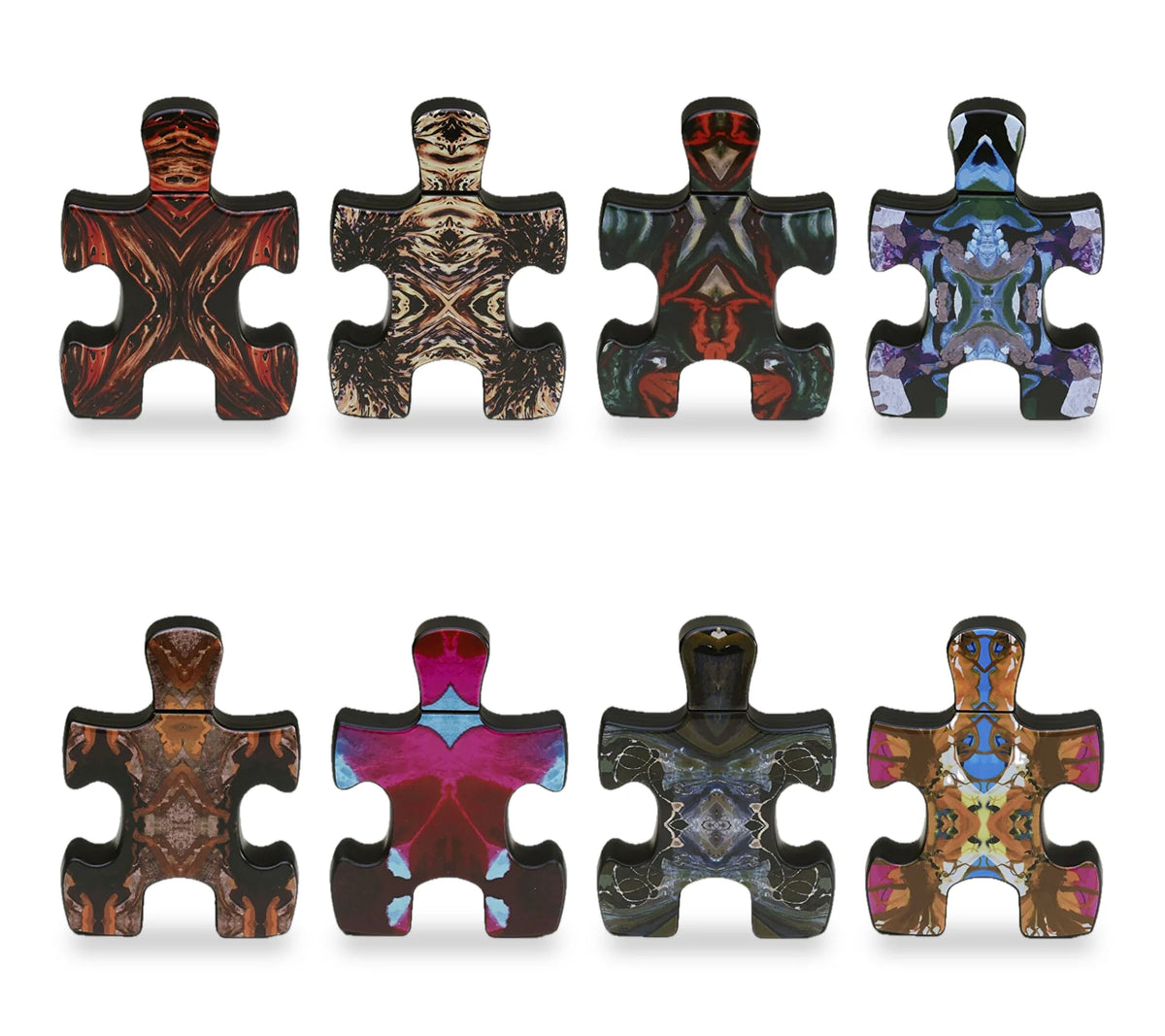 Sekiz Puzzle şişesi yan yana, beyaz fonda